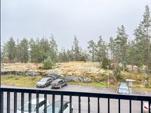 Pieni parveke etelään ja taloyhtiön pihalle, metsäisin maisemin.