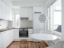 Keittiön pöytä mahtuu myös olohuoneen puolelle