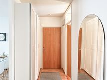 Eteiskäytävällä on kaappitilaa.