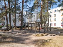 Yhtiön sisäpihalla leikkipaikka