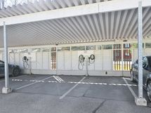 Huoneistolle kuuluu autokatospaikka. Sähköauton latausinfra valmiina.