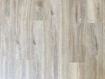 Kodissa on vaaleat laminaattilattiat.