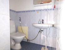 Erillinen wc eteisen yhteydessä