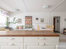 Keittiön työskentelytaso on öljyttyä massiivipuuta.