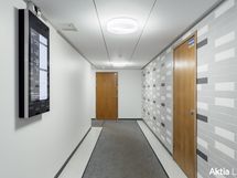 Moderni sisäänkäynti, uudet hissit