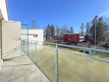 Tässä läpitalon kodissa on tilava eteläparveke, josta on avaran näkymät yhtiön pihalle.