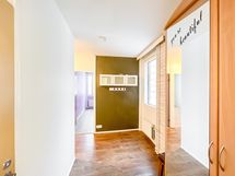 Eteisessä on naulakko ja kaappitilaa.