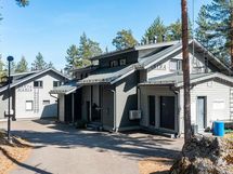 Paritalo B taustalla C