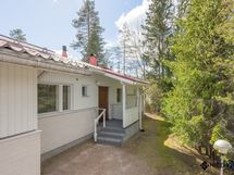 Myytävä asunto on paritalon jälkimmäinen asunto