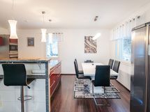 ruokailutila ja baaripöytä