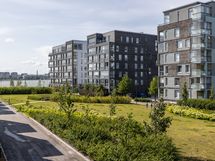 Parvekkeelta aukeaa upeat näkymät puistoon sekä meren suuntaan.