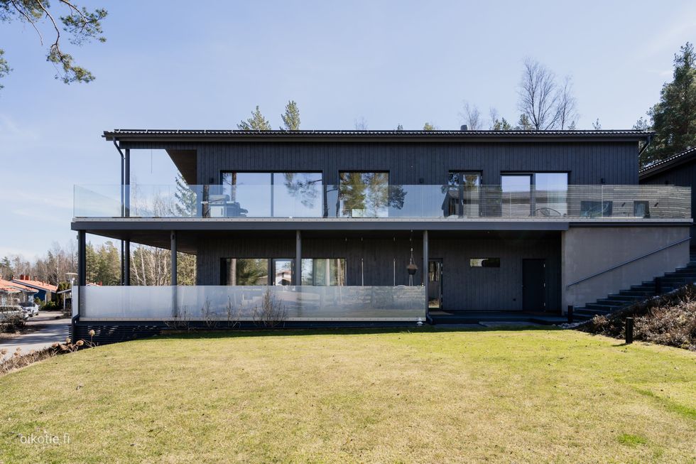 Julkisivu pihalle päin