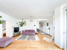 Olohuone on upean avara ja valoisa. Kotoisaa tunnelmaa luo parkettilattia.