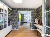 Kirjastoaula yläkerrassa olohuoneen suuntaan