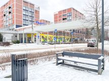 Lähikauppaan kävelee minuutissa. Kauppakeskus Iso Omena  ja metro n. 1,8 km päässä.