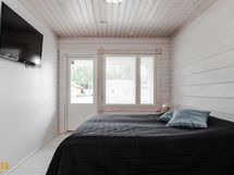 Huoneesta pääsee katetulle terassille