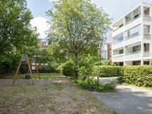 Taloyhtiön pihaa (vehreään aikaan)