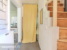 Eteinen ja portaat toiseen kerrokseen