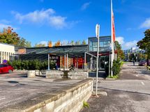 Noin 700m säteellä asunnosta on kaksi eri ruokakauppaa.