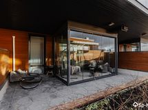 Asuntopiha terassin ympärillä