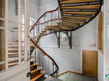 Vaikuttava entisöity porrashuone