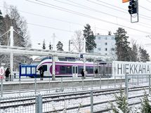 Hiekkaharjun juna-asema 1,3 km päässä.