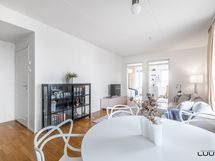 Näkymä keittiöstä olohuoneeseen päin.