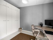 Makuuhuoneessa on hyvin säilytystilaa