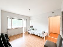 Huoneen yhteydessä käynti lasitetulle parvekkeelle.