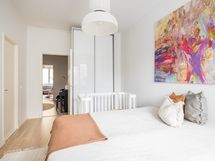 Kiinteät liukuovikaapistot molemmissa makuuhuoneissa.