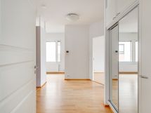 Eteisen liukuovikaapisto