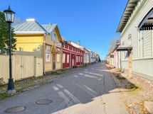 Lyhyen matkan päässä Naantalin vanhassa kaupungissa on mm. ravintoloita ja upeat merimaisemat.