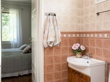 Alakerran wc makuuhuoneiden välissä