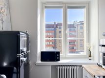 Asunnon ikkunoista näkymät itään taloyhtiön sisäpihalle.