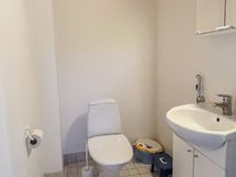 Alakerran erillinen wc