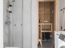 Yläkerran kylpyhuone