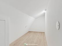 Yläkerran kylpytilojen taakse jää tilaa säilytykselle tai perheen pienimmille oivallinen leikkipaikka.