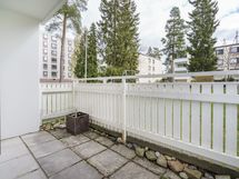 Kivetty ja aidattu patio