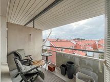 Kodin parveke on lännen suuntaan.