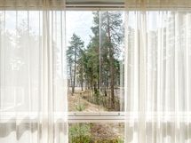 Lasitetulla parvekkeelta on hyvin rauhallinen näkymä itään.