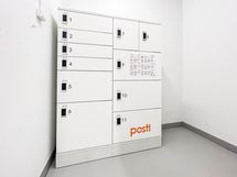 Talossa on postin pakettiautomaatti.