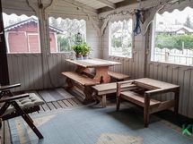 Katetun terassin ikkunasta näkyy ulkovarasto.