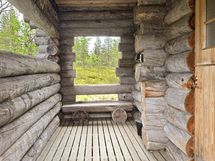 Päärakennuksen etuterassi