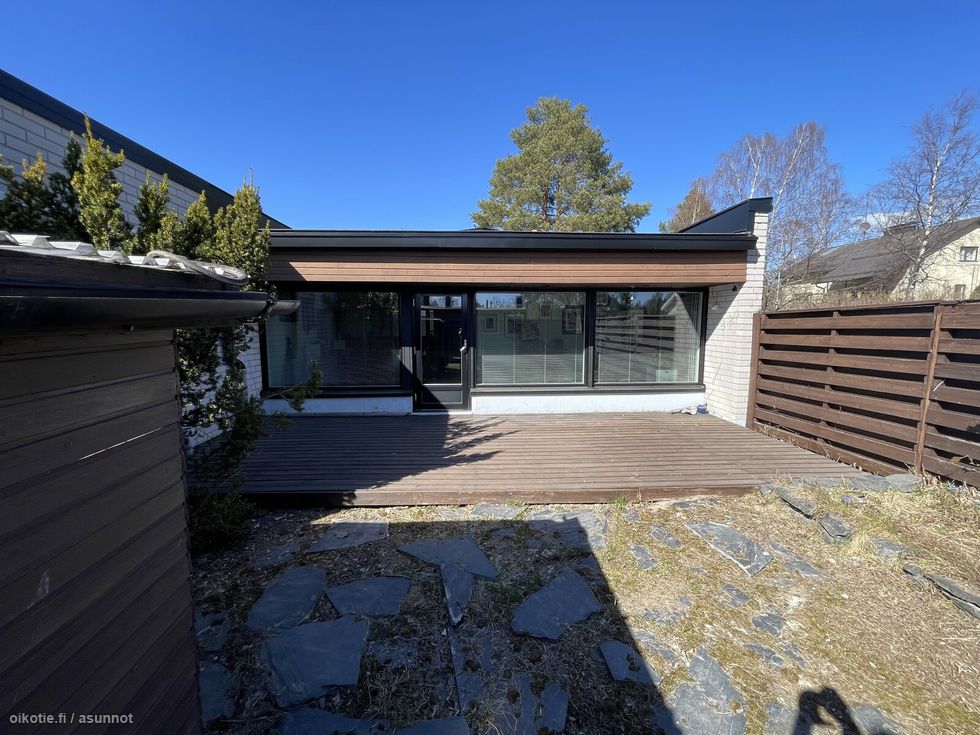 Suojainen ja aurinloinen piha