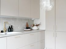 Keittiössä on integroidut kodinkoneet.