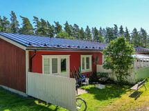 Julkisivu länteen päin ja terassi