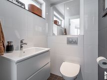 Makuuhuoneen yhteydessä oleva wc