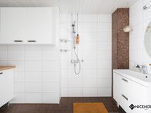 Yläkerran pesuhuone-wc