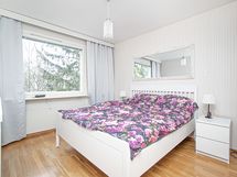 Suuri makuuhuone. Kulku isoon vaatehuoneeseen.