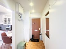 Eteisessä on myös mukavasti siivous- ja vaatekaappi.